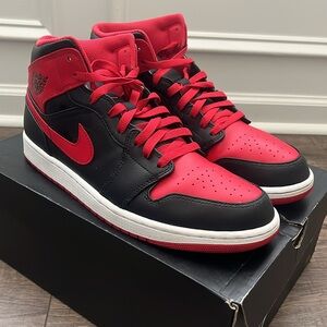 Air Jordan 1 Mid Bred